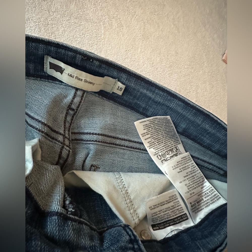 Levi’s Mid Rise Cuffed Jeans - Picture 4 of 8